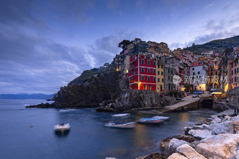 Riomaggiore海滨村庄，位于Cinque Terre，日出前